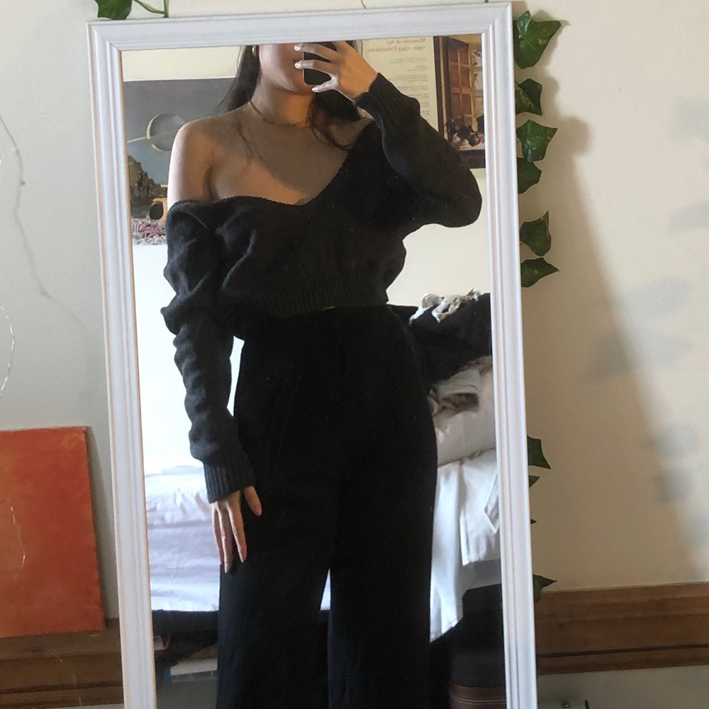 Cropped v-neck sweater